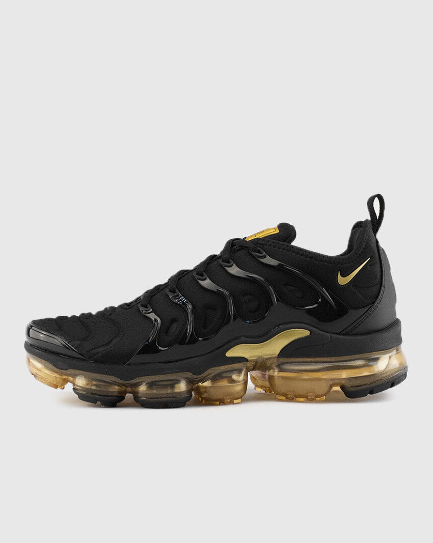 black and gold air vapormax plus