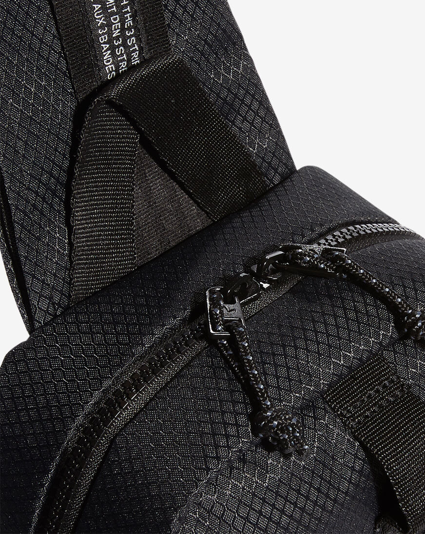 【大特価】adidas Originals Utility Sling 2.0 ボディバッグ adidas Originals Utility Sling 2.0 Black Crossbody Bag | Zumiez