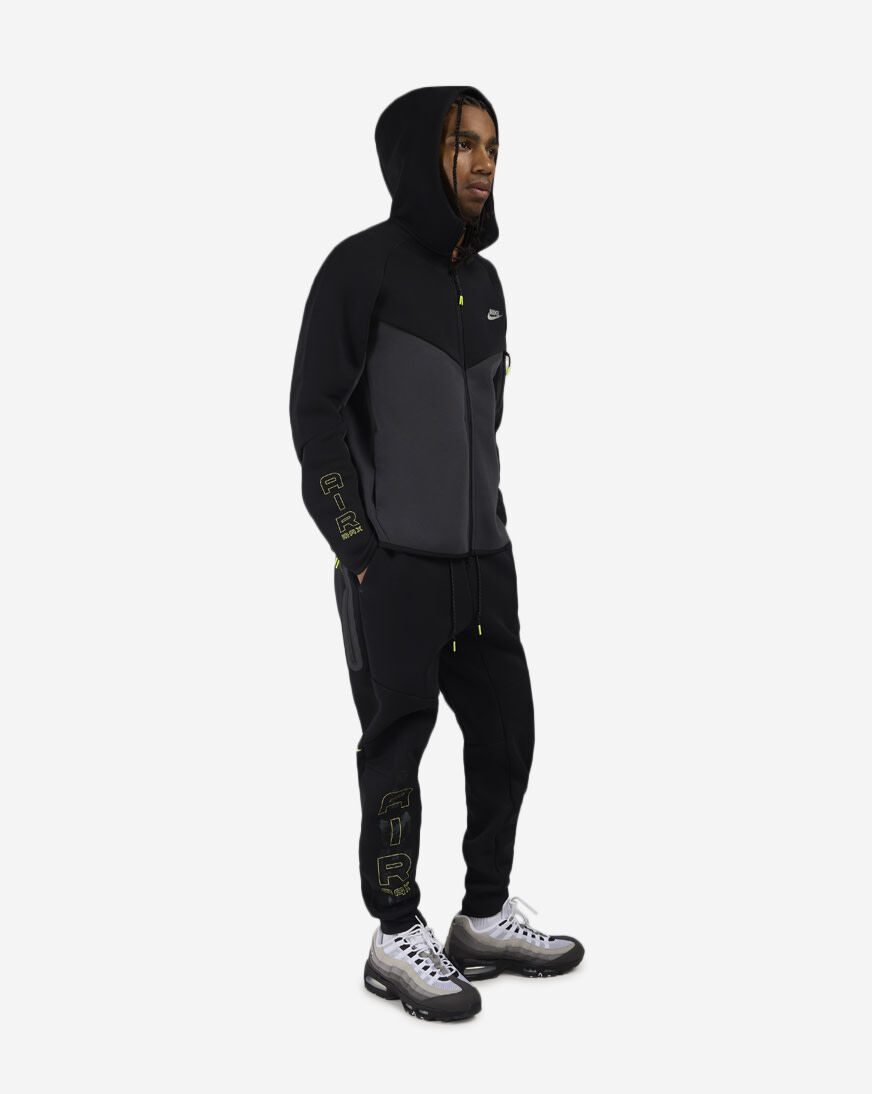Shop Nike Tech Fleece Joggers IQ1012-010 black | SNIPES USA