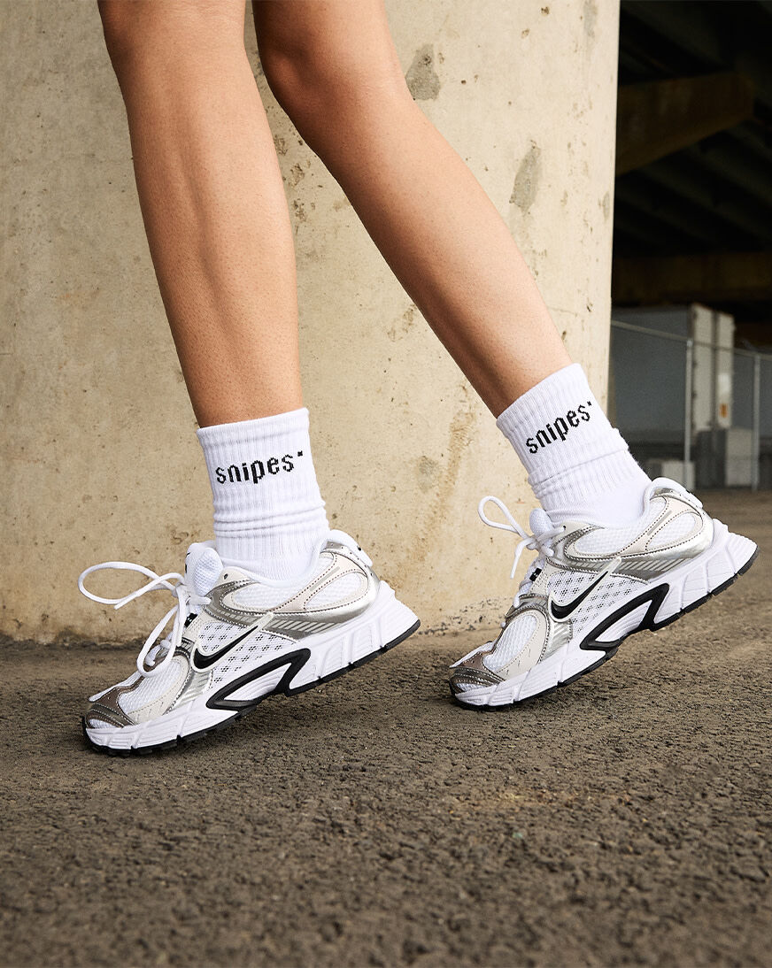 Shop Nike V5 RNR HQ7901-107 white | SNIPES USA