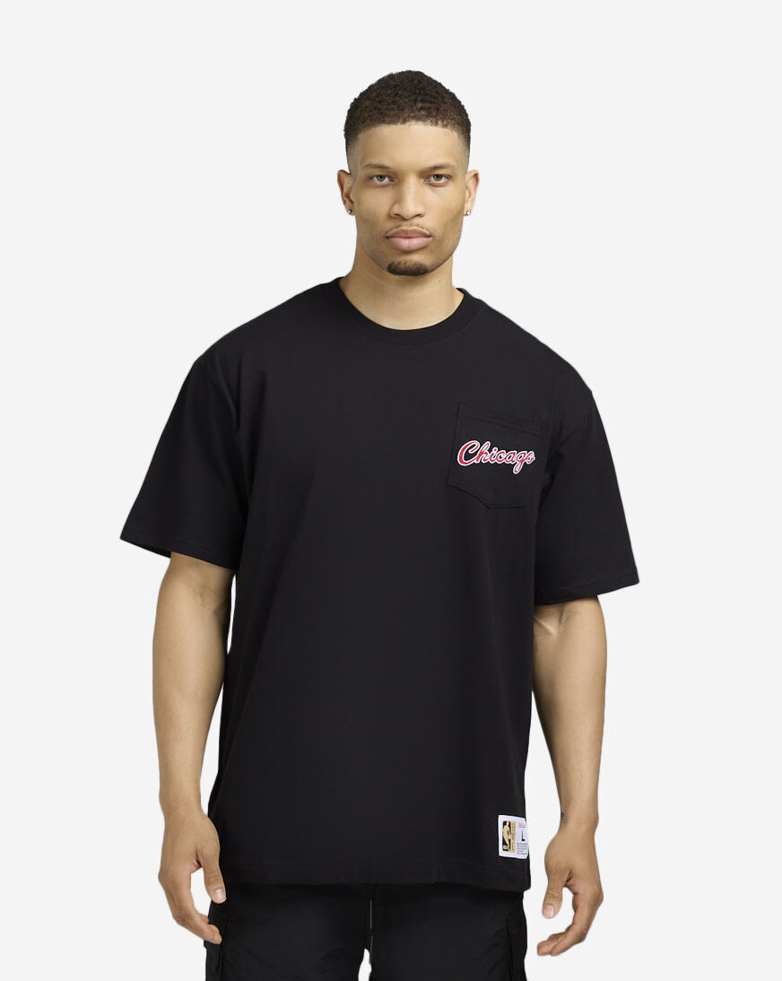 Shop Mitchell Ness Bulls Pocket Tee FC9252-CBUBLCK black | SNIPES USA