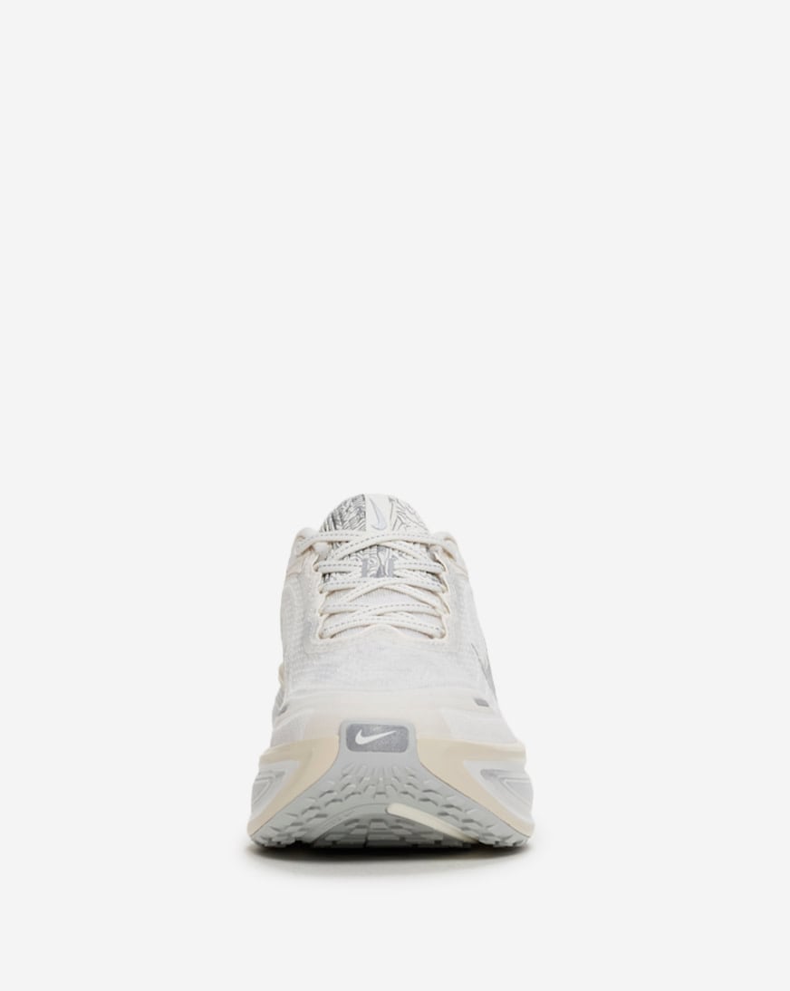 Shop Nike Vomero Plus IM8331-001 white | SNIPES USA