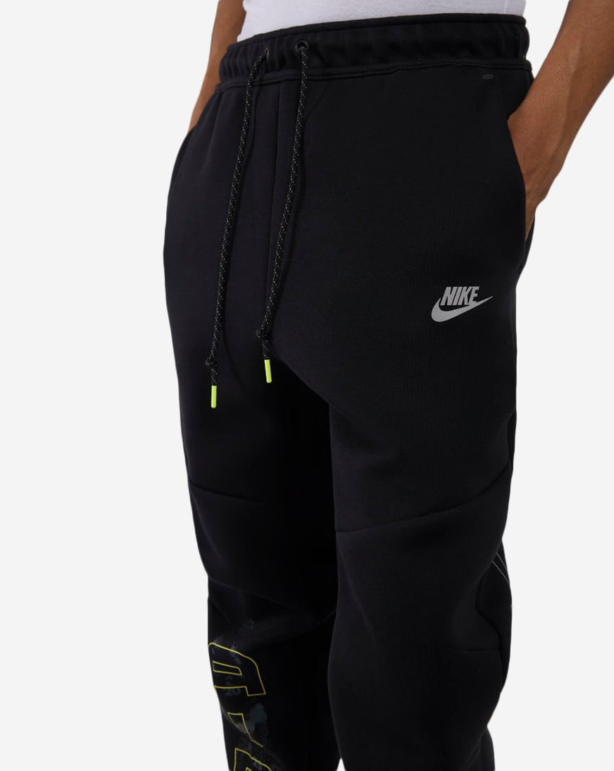 Shop Nike Tech Fleece Joggers IQ1012-010 black | SNIPES USA