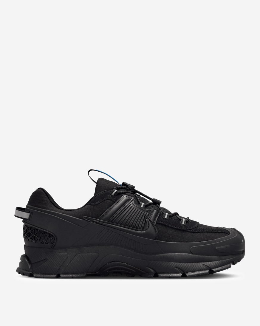 NIKE スムホメロロムレスアッフスニカ FV2295 002 Nike Zoom Vomero Roam 'Triple Black' Racer Blue FV2295-002