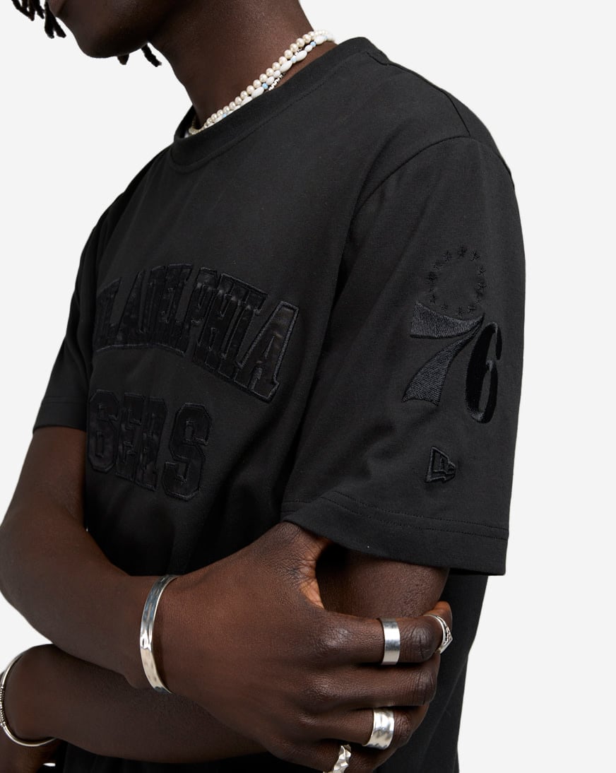 Shop New Era Philadelphia Sixers Tee 60597209 black | SNIPES USA