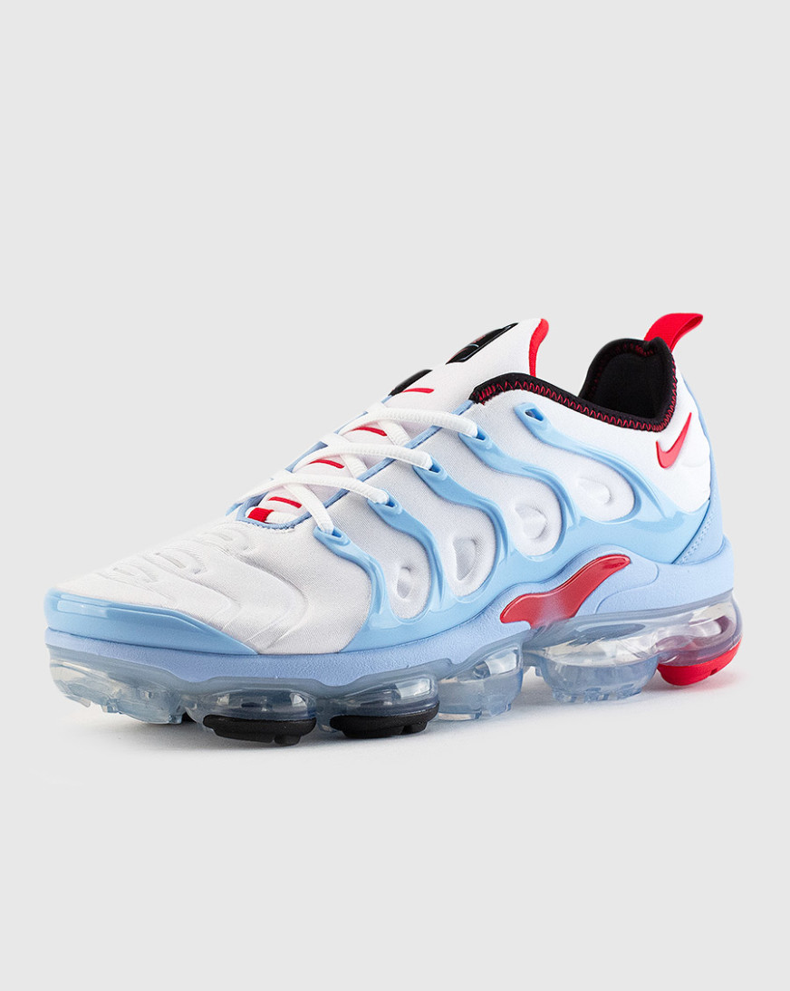 red white and blue nike vapormax plus