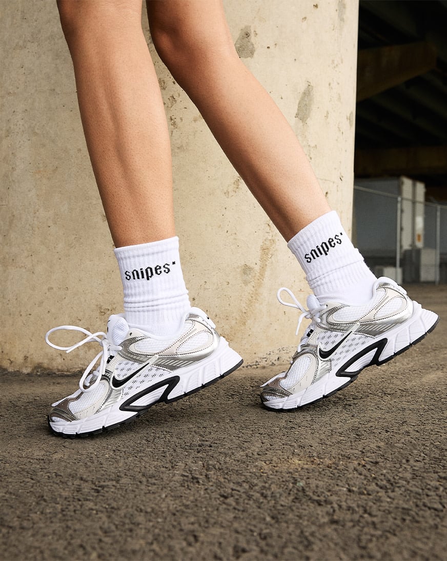 Shop Nike V5 RNR HQ7901-107 white | SNIPES USA
