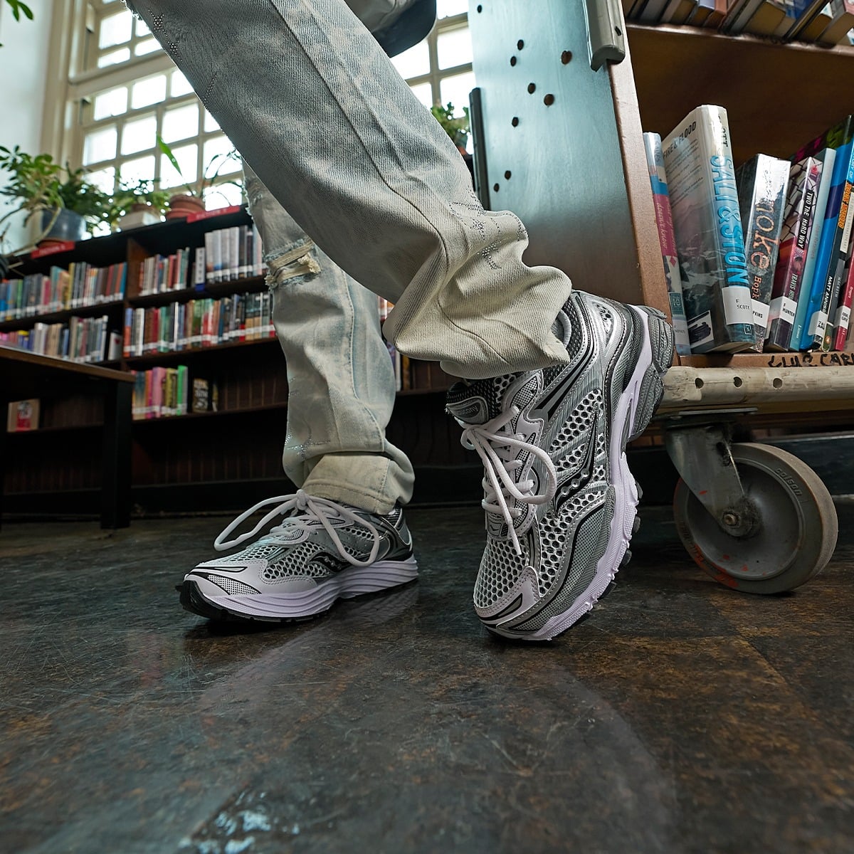 SAUCONY